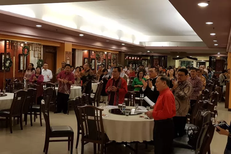 Tokoh masyarakat yang juga Caleg Partai Gerindra, Inggard Joshua ( kanan) menyelenggarakan  perayaan Natal Bersama di kediamannya kawasan Kepala Dua, Kebon Jeruk, Jakarta Barat, Kamis (10/1/2019).