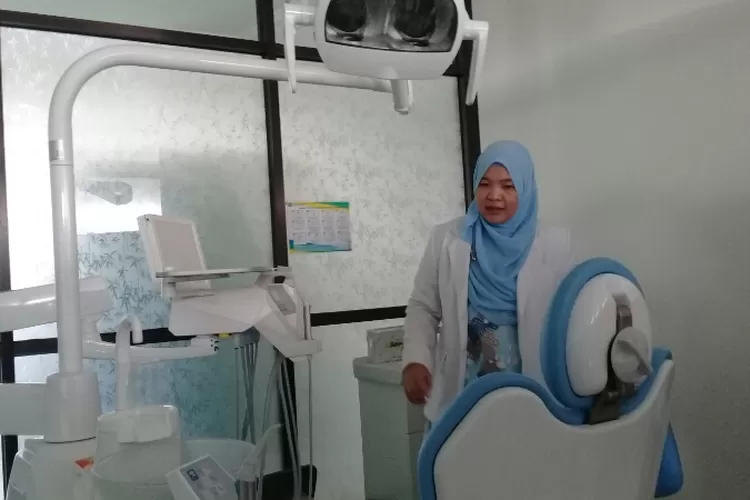 Direktur RSGM Soelastri UMS, drg Noor Hafida Widyastuti, memperlihatkan fasilitas di rumah sakit khusus gigi dan mulut Soelastri UMS