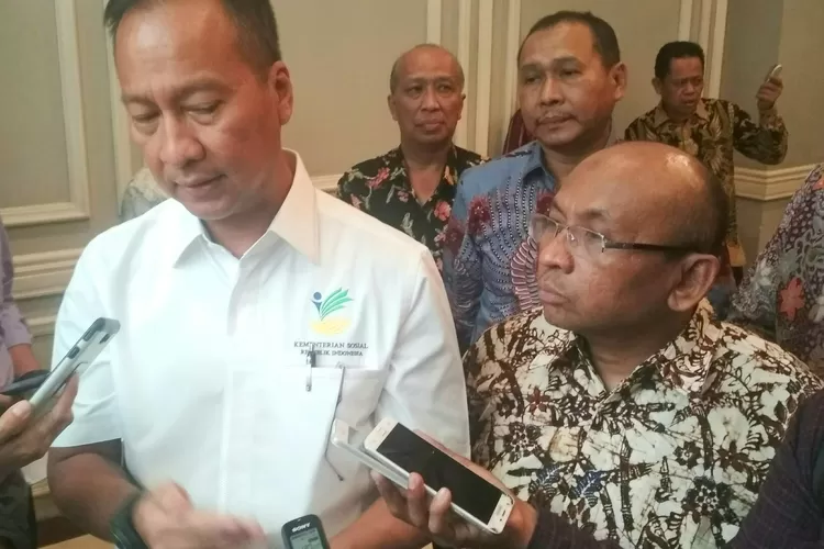 Mensos Agus Gumiwang (baju putih)  didampingi Dirjen Rehsos Edi Suharto (kanan) . (foto, ones 