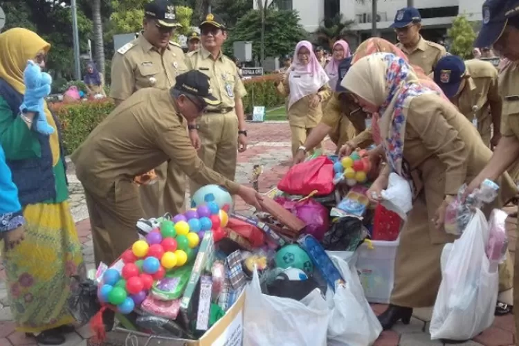 Wali  Kota Depok Mohammad Idris (membungkuk) menerima mainan anak-anak