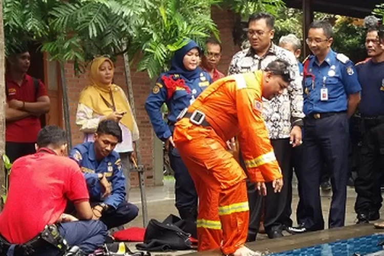 Wakil Wali Kota Depok Pradi Supriatna (baju batik) menyaksikan petugas pemadam berlatih