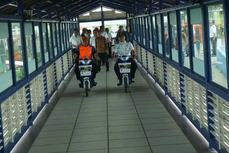 Petugas Stasiun Solo Balapan dan Terminal Tirtonadi mencoba sepeda listrik yang akan digunakan untuk patroli di skybridge
