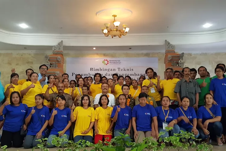 Anggota Komisi VI DPR RI yang juga Plt Ketua Partai Golkar Bali Gde Sumarjaya Linggih ditengah ratusan peserta Pelatihan IKM di Singaraja, Bali        