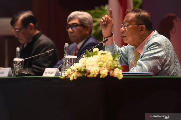 Menko Perekonomian Darmin Nasution (kanan) memberikan keterangan disaksikan Wakil Menteri Luar Negeri AM Fachir (tengah) dan Menko Kemaritiman Luhut Pandjaitan (kiri) dalam konferensi pers mengenai diskriminasi Uni Eropa terhadap kelapa sawit di Jakarta, Rabu (20/3/2019). (Antara)