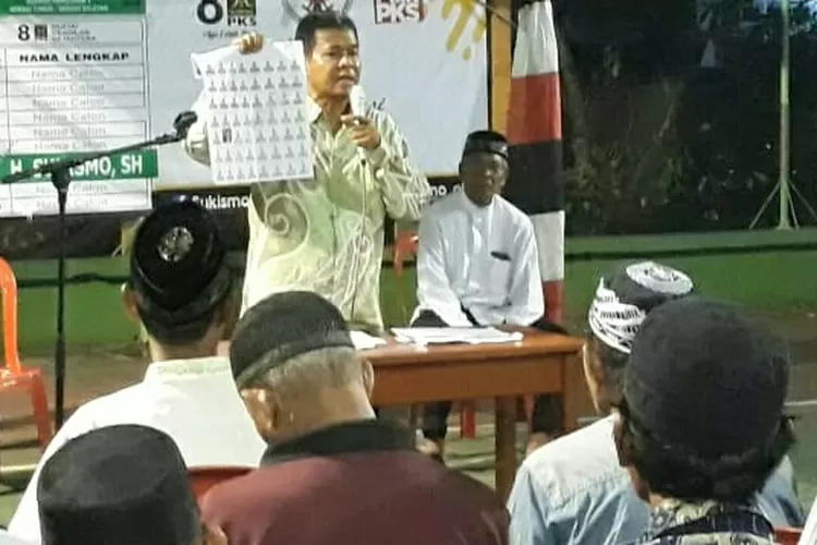 Caleg DPRD Kota Bekasi H Sukismo SH mensosialisasikan surat suara dan tata cara pencoblosan.  (foto, ist) 