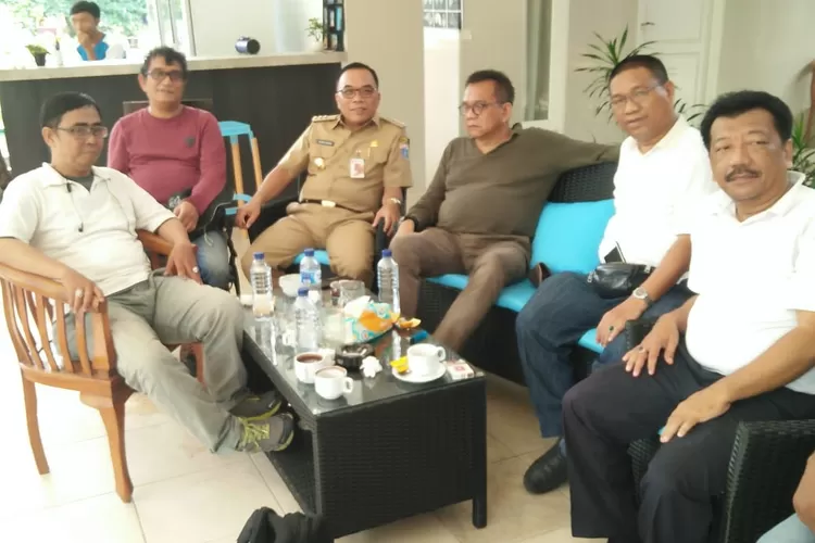 Bupati Kepulauan Seribu Husein Murad ( ketiga dari kiri) didampingi Wakil Ketua DPRD DKI M Taufik (keempat dari kiri) bersama para LSM saat diskusi pengembangan pariwisata Kepulauan Seribu, Selasa (8/4/2019).
