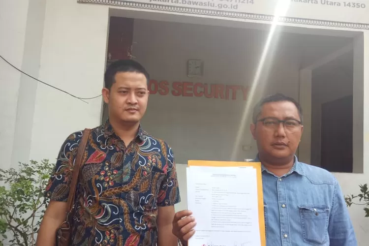 Ketua Advokasi Dan Hukum Paslon Prabowo-Sandi, Yupen Hadi (kanan) usai melaporkan dugaan kecurangan yang dilakukan KPUD Jakarta Timur, di kantor Bawaslu DKI, Sabtu (20/4/2019).