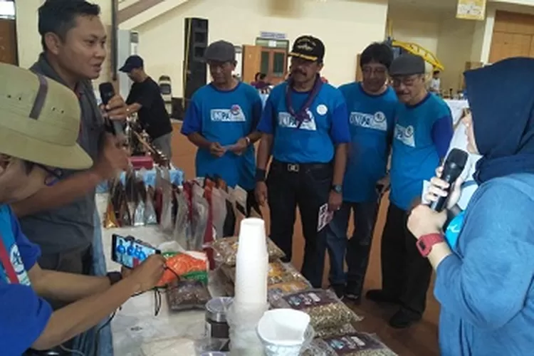   Rektor Unipa Surabaya, Djoko Adi Walujo (tengah) saat mengunjungi salah satu stand kopi.