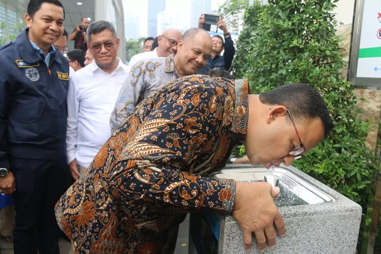 Presiden Direktur PT Palyja Robert Rerimassie (kanan baju batik) menyaksikan Gubernur DKI Anies Baswedan menikmati air siap minum yang dibangun Palyja di kawasan  terpadu Duku Atas, Jakarta Pusat, Selasa (30/4/2019).