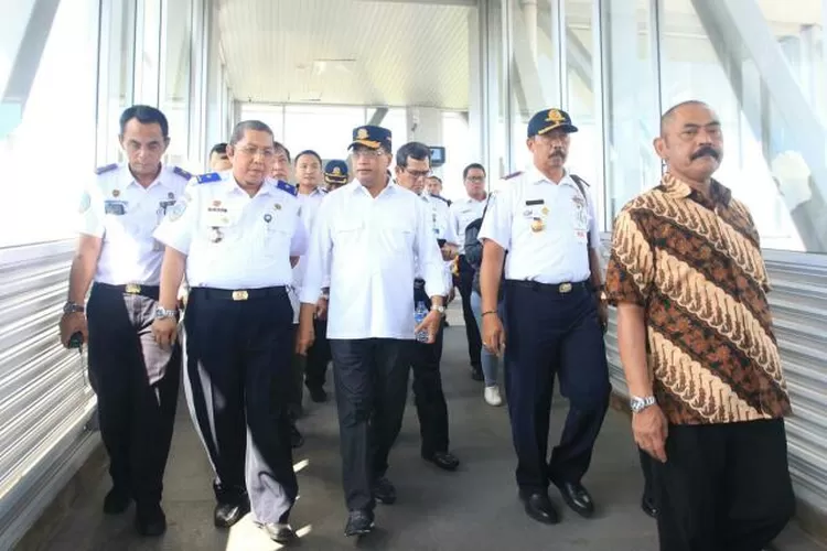 Menteri Perhubungan Budi Karya Sumadi bersama jajaran PT KAI dan Wali Kota Solo melewati skybridge yang menghubungkan Terminal Tirtonadi dan Stasiun Balapan Solo
