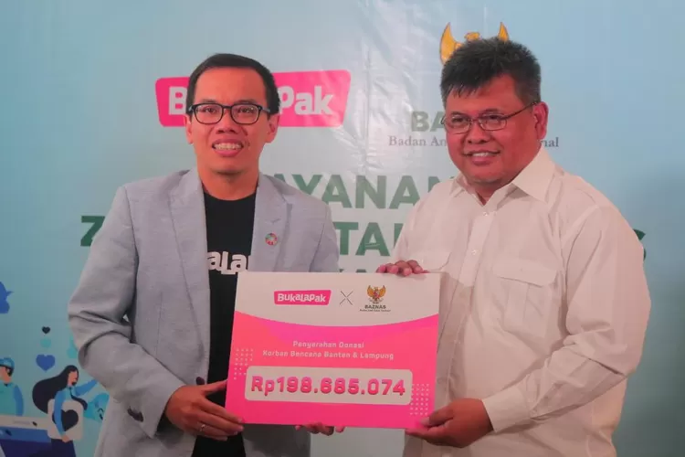 Direktur Utama Baznas, Arifin Purwakananta (kanan) bersama  Co Founder And President Bukalapak Fajrin Rasyid meluncurkan program berzakat melalui fitur Bukalapak, Jumat (10/5/2019). 