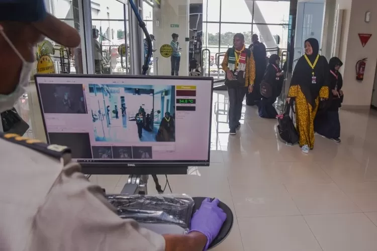 Sejumlah penumpang berjalan melewati alat pemindai panas tubuh di terminal kedatangan internasional Bandara Sultan Syarif Kasim II di Kota Pekanbaru, Riau, Selasa (14/5/2019). (Antara)