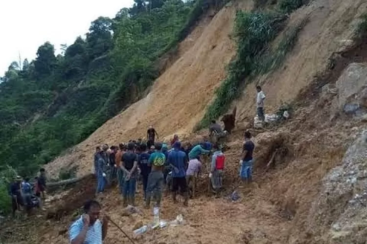 Proses evakuasi delapan penambang liar di Gunung Pongkor, Desa Bantar Karet Kecamatan Nanggung, Kabupaten Bogor. (Istimewa)