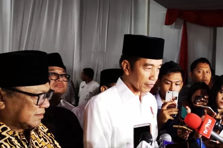 Presiden Jokowi memberikan keterangan pers di kediaman Ketua DPD Oesman Sapta Kuningan Jakarta, Rabu (15/5/2019). (Antara)