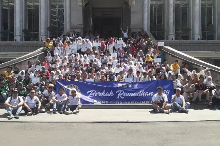 Sebanyak 300 anak yatim dari 11 panti asuhan mengikuti acara  Berkah Ramadhan yang digelar Lions Club Bandung Raya, Radio Ardan dan Mercy Community W212  di Trans Studio Mall (TSM), Bandung, Selasa (21/05/2019). 