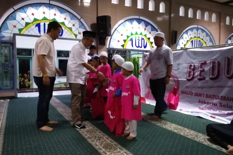 Ketua DPC Hiswana DKI, Syarif Hidayat menyantuni anak yatim pada kesempatan buka puasa bersama di Masjid Baiturrahma  Al Haq, Petukangan Utara, Selasa (21/5/2019).
