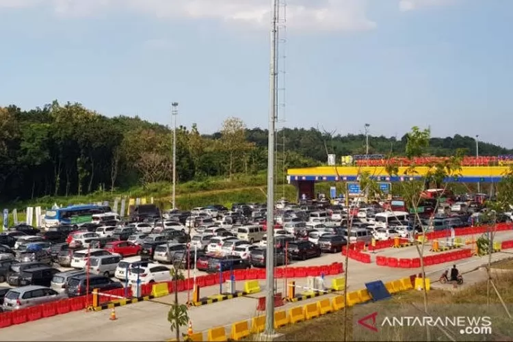 Suasana kepadatan kendaraan di gerbang Tol Kalikangkung Semarang, Sabtu (1/6/2019). (Antara)