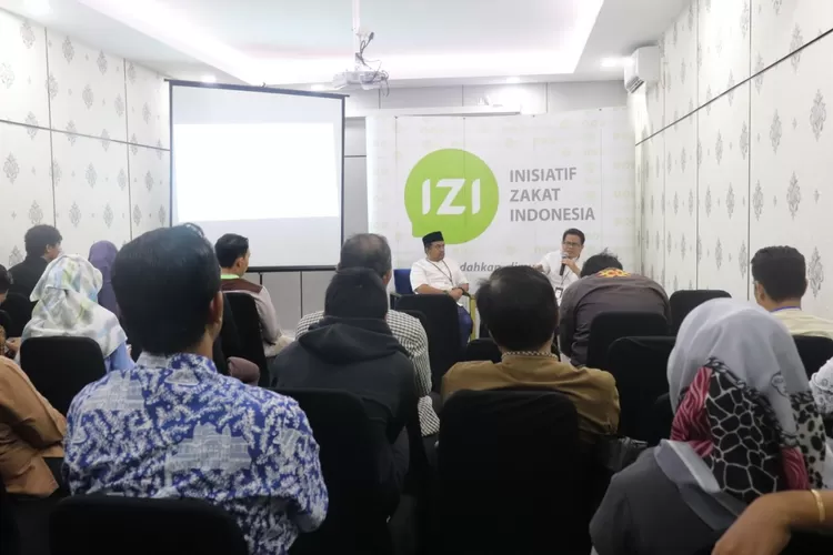 Dirut IZI, Wildhan Dewayana Rosyada didampingi  Nana Sudiana selaku Direktur Pendayagunan IZI melaporkan progress dan penyaluran Program Paket Ramadan dalam Ekspedisi Ramadan IZI, Paket Ramadan dalam Ekspedisi Ramadan 1440 H di sejumlah wilayah se-Indonesia kepada pers