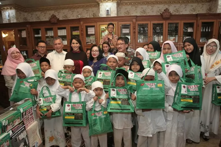 Pemilik Queen Beauty Clinic  Margoto dan Istrinya Jarwati Bersama Nita Thalia berbagi kebahagiaan  dengan anak-anak Yatim jelang Lebaran Idul Fitri 1440 hijriah. 