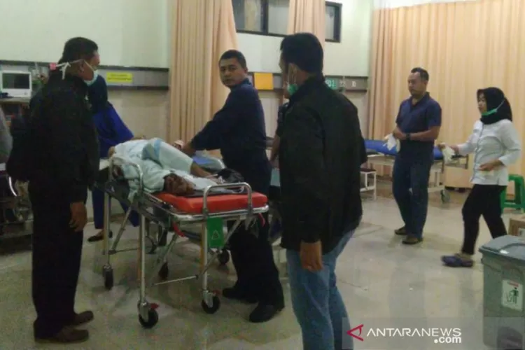Pelaku peledakan bom bunuh diri Pos Pengamanan Pertigaan Tugu Tani Kartasura berada di IGD Rumah Sakit Bhayangkari Semarang, Selasa (4/6/2019). (Antara)