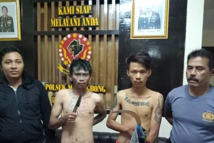 Polisi menunjukan dua tersangka kasus pemerasan terhadap sopir bus di jalur mudik Kecamatan Malangbong, Kabupaten Garut, Jawa Barat di Markas Polsek Malangbong, Kamis (6/6/2019) malam. (Dokumen Polsek Malangbong)