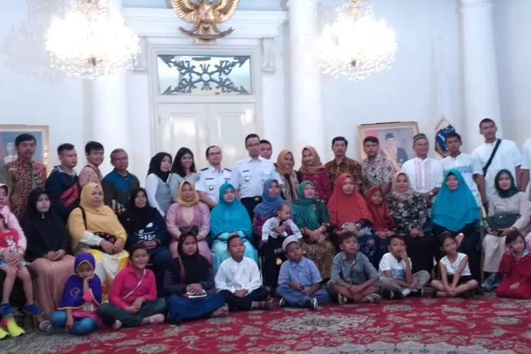 Puluhan warga peserta mudik.gratis menyampaikan terima kssih kepada Gubernur Anies Baswedan, Rabu (12/6/2019).