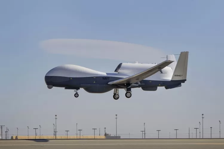 Militer AS mengidentifikasi pesawat tanpa awak itu sebagai Angkatan Laut AS RQ-4A Global Hawk