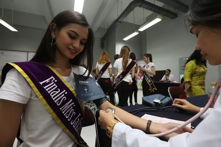 Salah satu peserta Miss Jakarta Fair 2019 menyampai kesan-kesan mengikuti.program donor darah, Kamis (20/6/2019).