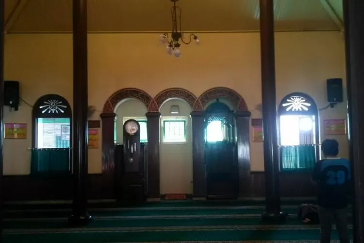 Bagian dalam Masjid Tegalsari Solo yang menjadi masjid pertama dibangun diluar pihak Keraton Surakarta yang berusia hampir 1 abad