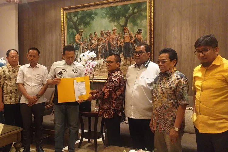 DPD tingkat ll Golkar DKI saat menyerahkan surat dukungan terhadap Bambang Soesatyo.