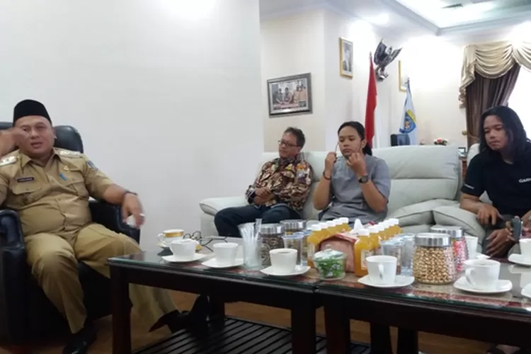 Wakil Wali Kota Depok Pradi Supriatna memberi penjelasan kepada pers