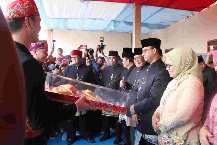 Gubernur DKI Anies Baswedan didampingi istri, menyaksikan prosesi tradisi hantaran dari Wali Kota dan Bupati pada adalah Lebaran Betawi ke -12, Minggu (21/7/2019)