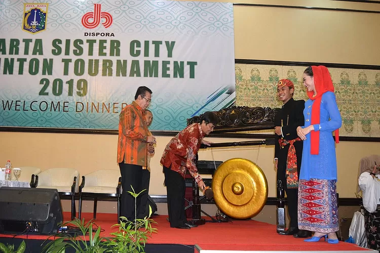 Pemukulan gong pertanda dibukanya badminton tournamen sister city di Jakarta. (Foto: Istimewa).