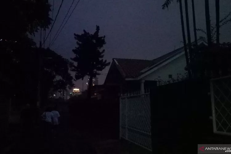 Suasana di perumahan wilayah Setiabudi, Jakarta Selatan yang berdampingan dengan pusat perkantoran dan mengalami pemadaman listrik, Minggu (4/8/2019). (Antara)