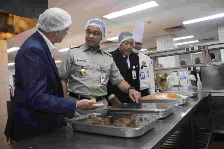 Gubernur DKI, Anies Baswedan meninjau dapur kurban Pemprov DKI di hotel Borobudur, Senin (12/8/2019).
