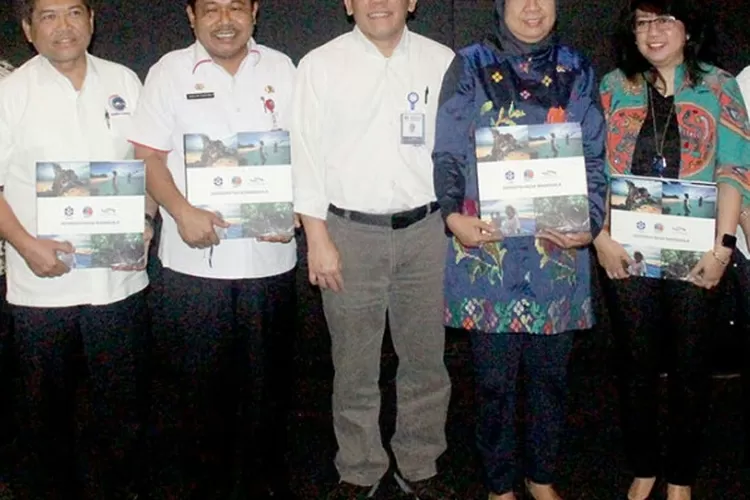 Kepala LIPI Dr Laksana Tri Handoko (tengah).(foto,ist)     
