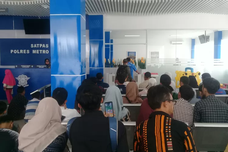 Antusias pemohon SIM meningkat di kantor SIM Polres Metro Bekasi, di Jalan Sukamahi, Komplek Plaza Pemkab Bekasi, Cikarang Pusat. (Foto: Dharma/suarakarya.id). 