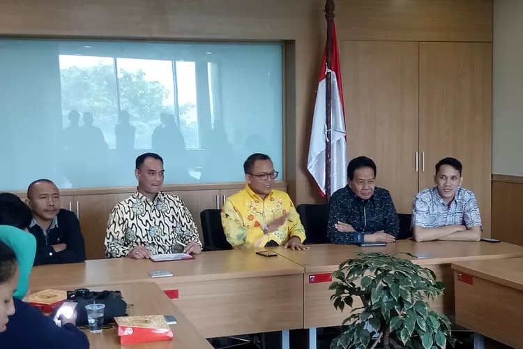 Ketua FPG DPRD DKI, Basri Baco (tengah) sedang menyampaikan penjelasan kepada wartawan tentang peluncuran posko pengaduan, Rabu (4/9/2019).