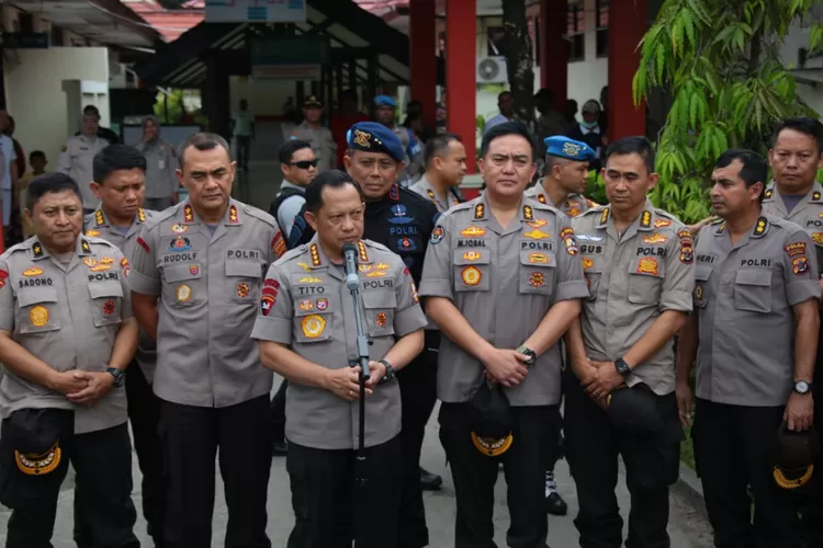 Kapolri Jenderal Pol Tito Karnavian memberi keterangan pers, usai kunjungi anggota Polri yang terluka di RS Bhayangkara Jayapura.
