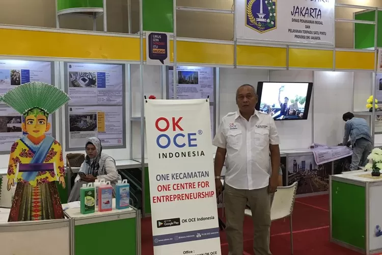Wakil Ketua OK OCE Indonesia, RH Victor Aritonang fose di depan stand OK OCE -Dinas PMPTSP DKI Jakarta di Pameran Makasar Expo 2019, Jumat (6/9/2019).