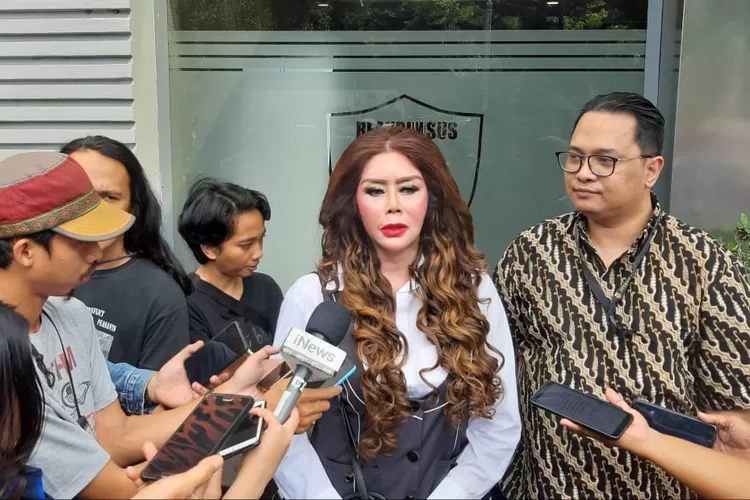 Titi Sumanjaya dan kuasa hukumnya Jack Lapian memberi keterangan pers sebelum diperiksa penyidik Reserse Krimsus PMJ terkait dugaan TPPU terlapor AD