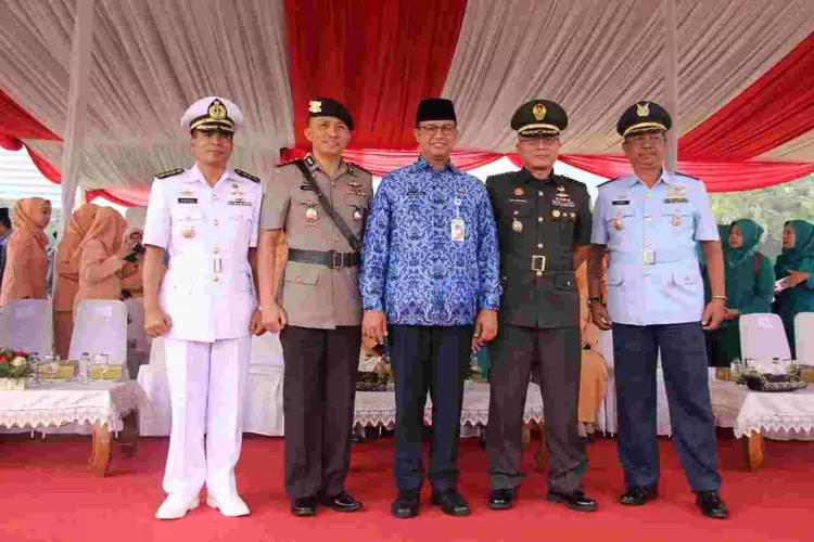 Gubernur DKI Anies Baswedan (tengah) menjadi Irup Upacara Hari IKADA. Kamis (19/9/2019).
