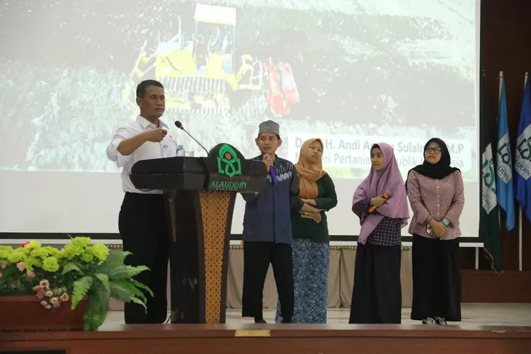 Mentan Amran Sulaiman memberikan kuliah umum di UIN Makassar, Kamis (19/9/2019).