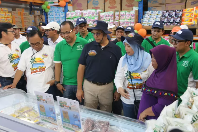 Gubernur DKi Anies Baswedan meresmikan Jakgrosir Di Pulau Tidung, Kepulauan Seribu, Minggu (22/9/2019). 