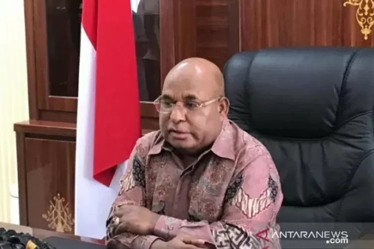 Gubernur Papua Lukas Enembe memberikan keterangan usai kerusuhan di Expo Waena, Senin (23/9/2019). (Antara)