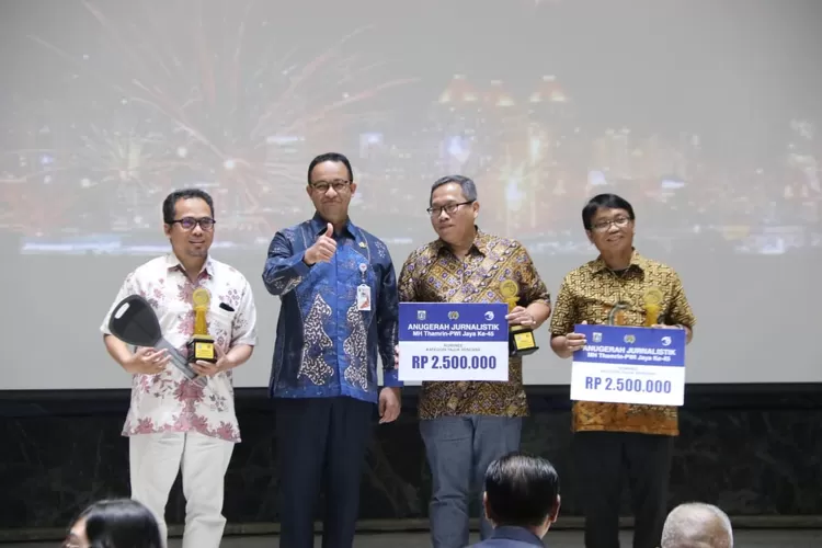 Gubernur DKi jakarta Aniea Baswedan (kedua dati kiri) menyerahkan award MH Thamrin kepada  para pemenang di Balai Agung, Kamis (26/9/2019).