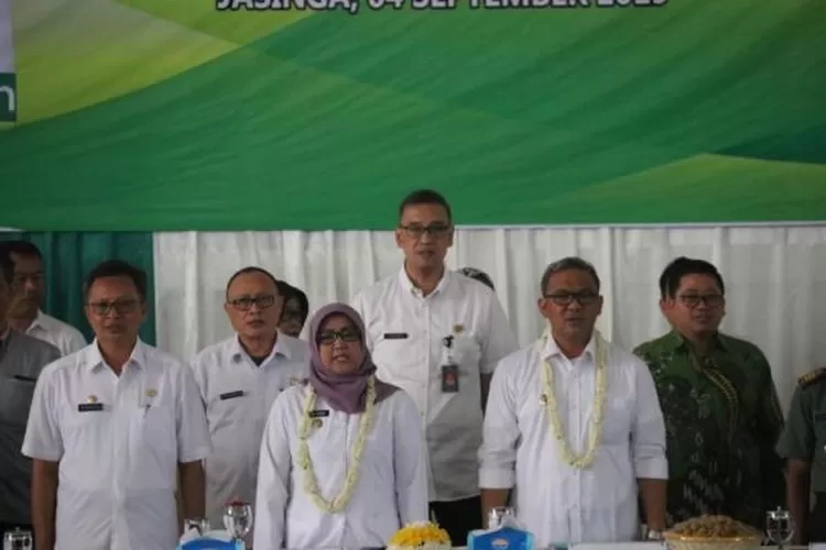 Bupati Kabupaten Bogor Ade Yasin didampingi Wakil Bupati  Iwan Setiawan melaksanakan Boling di Kecamatan Jasinga