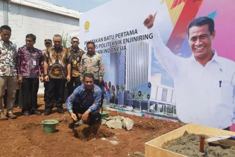 Mentan Andi Amran Sulaiman meletakkan batu pertama pembangunan kampus Politeknik Enjiniring Pertanian Indonesia (PEPI) di Tangerang, Banten, Jumat (4/19/2019). (Dok. Kementan)