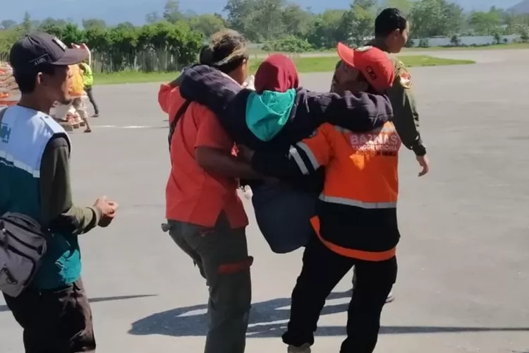 Tim BTB menjemput korban kerusuhan  konflik sosial hntuk di bawa ke Wamena, Papua.