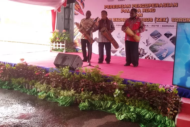 Kemenko Perekonomian, Prof.Dr Darmin Nasution (tengah),Dr Johny Kamuru - Bupati Sorong (kanan) dan Gubernur Papua Barat Drs Dominggus Mandacan ( paling kiri)/Foto:skid (Yacob Nauly)